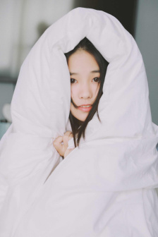 老头边吃奶边弄进去呻吟